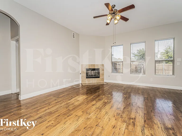 1215 Jessie Ln — Photo 2
