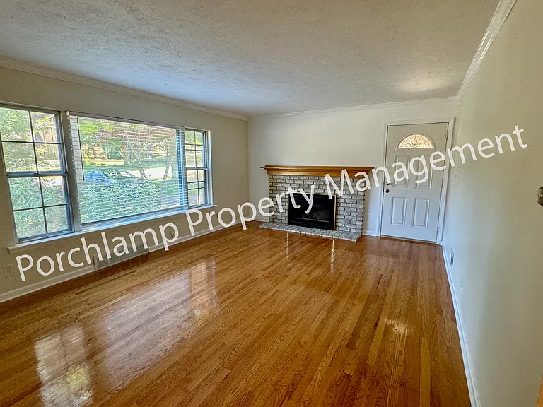 2615 Coit Ave NE — Photo 3