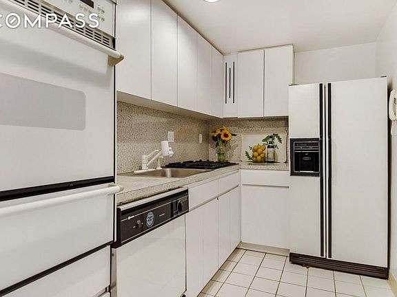 4th image of 77 W 55th St APT 18F