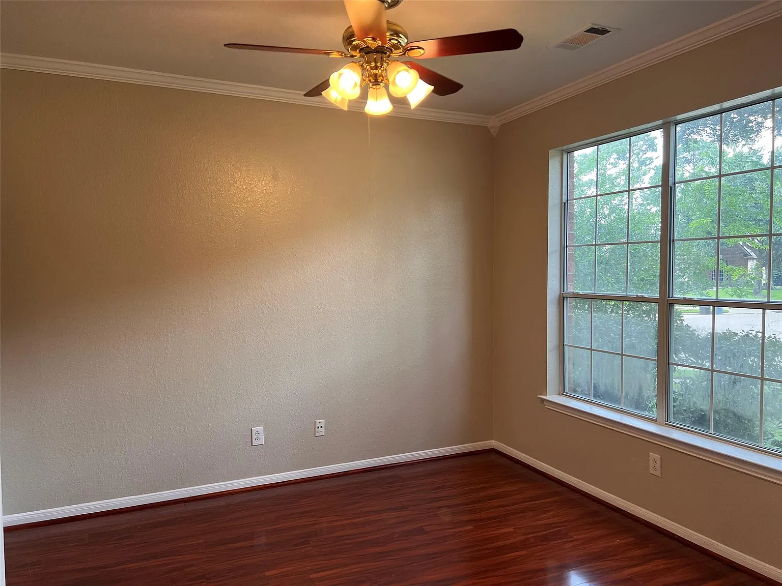 5 bed, 3.5 bath, 3383 sqft, $2,990 — Photo 2