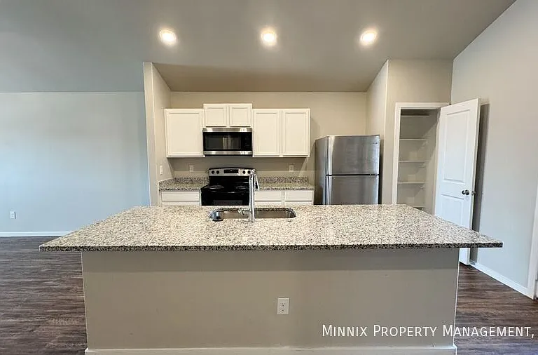 2033 Kenwood Ave — Photo 7