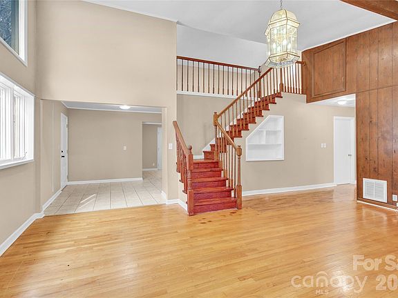 4th image of 229 Riverhills Dr