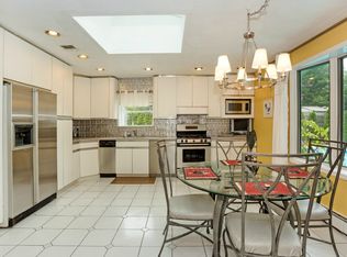 186 Driftwood Dr, West Islip, NY 11795