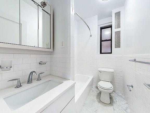 4th image of 140 E 46th St APT 6N