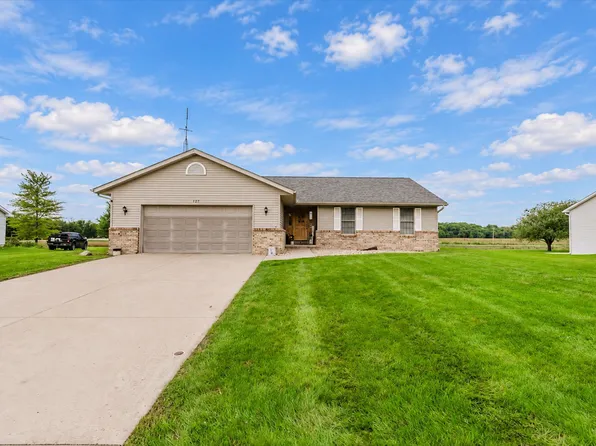 427 Sunset Dr, Colfax, IL 61728
