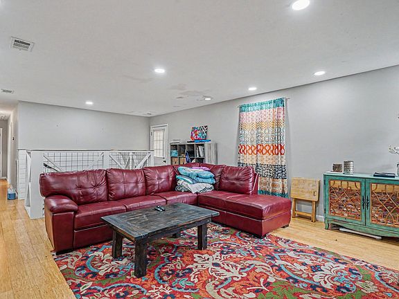 4th image of 210 Village Green Rd