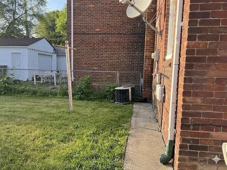 7637 Manor Ave — Photo 11