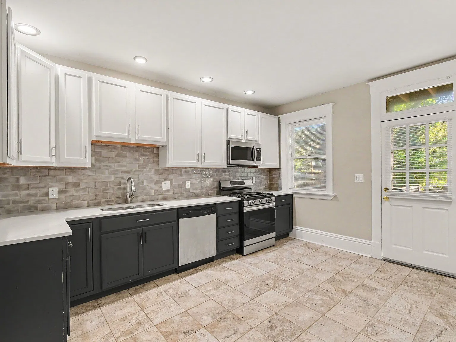 3 bed, 2.5 bath, 2000 sqft, $2,250 — Photo 1