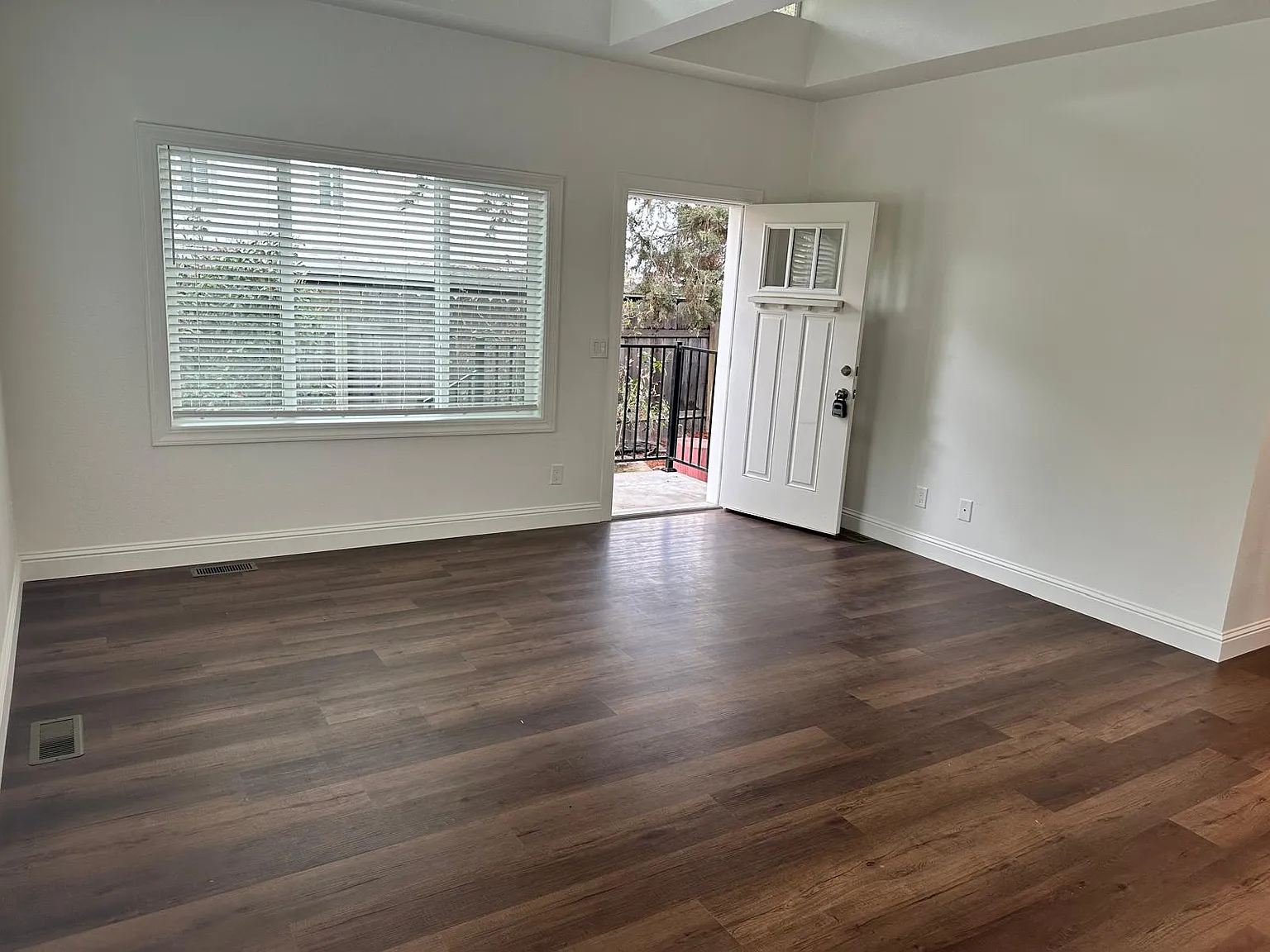 2 bed, 800 sqft, $2,990 — Photo 3