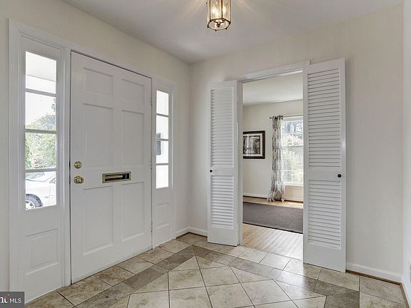 3rd image of 10239 Gainsborough Rd