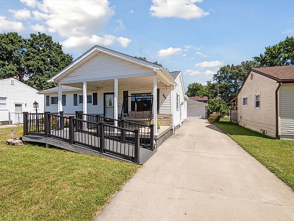3rd image of 553 Rosewood Ave