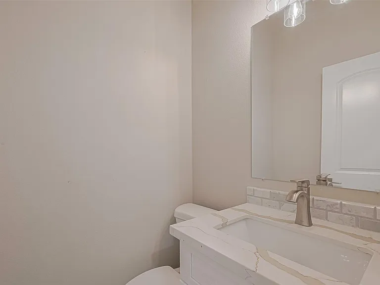 2414 Sam Wilson 1 St — Photo 5