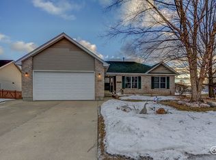 212 E Maplewood Dr, Sycamore, IL 60178