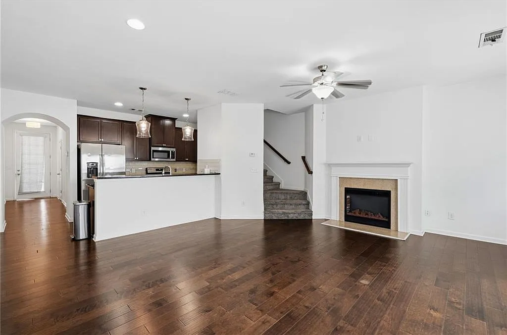 3 bed, 2.5 bath, 1600 sqft, $1,950 — Photo 1