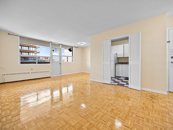 4th image of 30 High St E #1479929