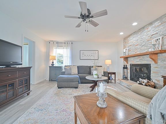 3rd image of 881 Gettysburg Ct