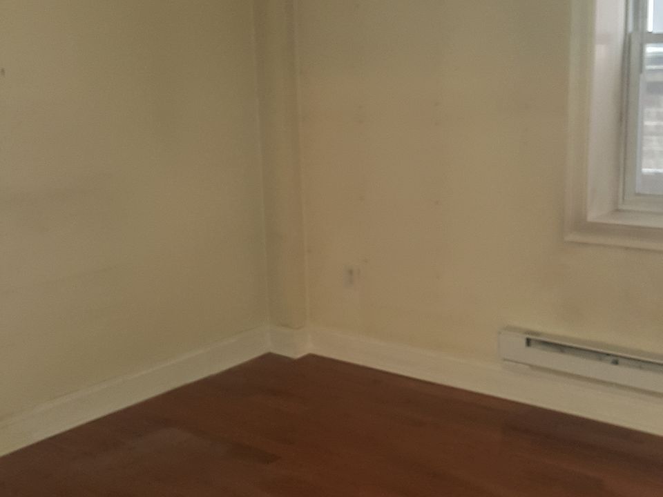 2nd image of 924 21st St APT 1
