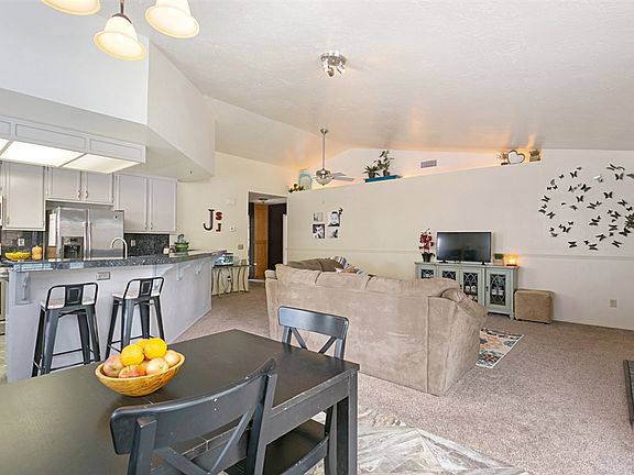 3rd image of 915 Viking Ln