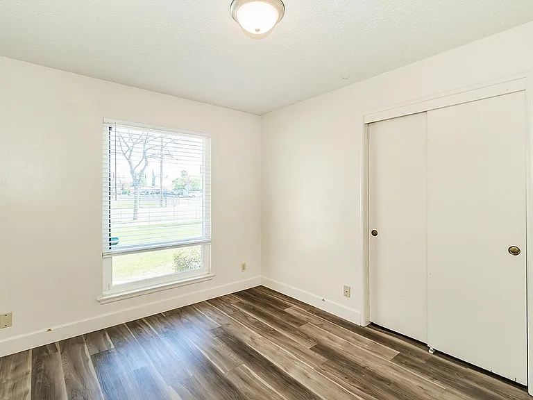 4411 N Winery Ave — Photo 1