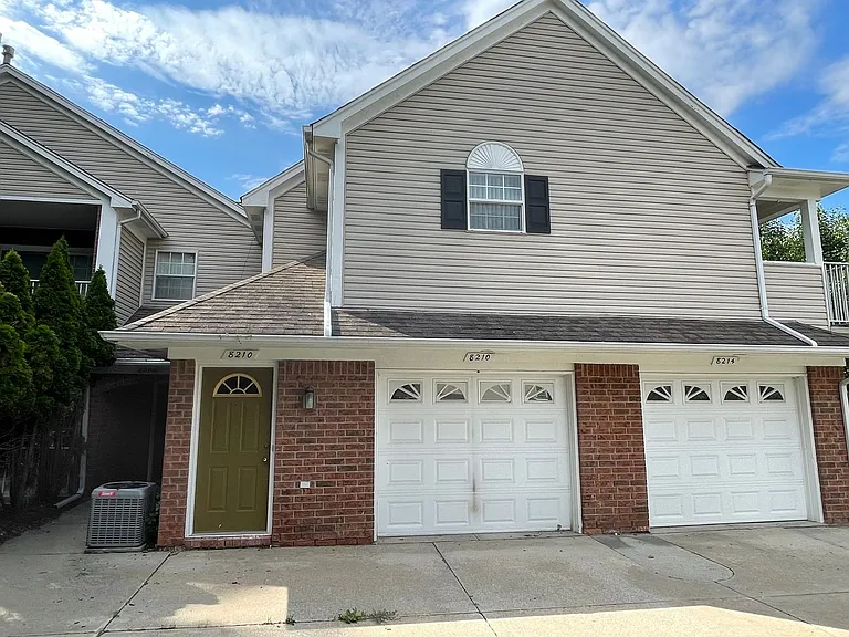 8221 N Annsbury Cir #10 — Photo 1