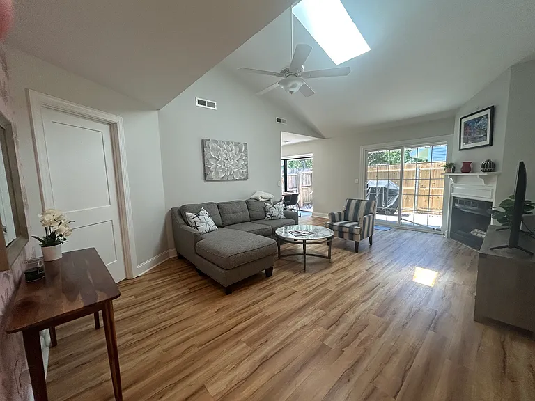 1112 Daffodil Ln — Photo 2