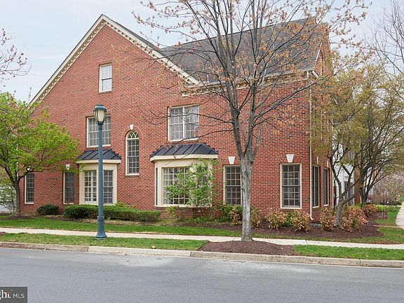 3rd image of 912 Oak Knoll Ter