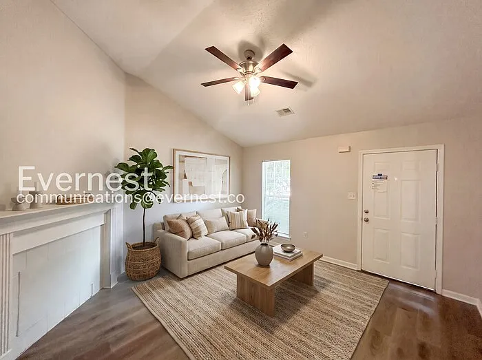 10721 Ridgefield Dr — Photo 2