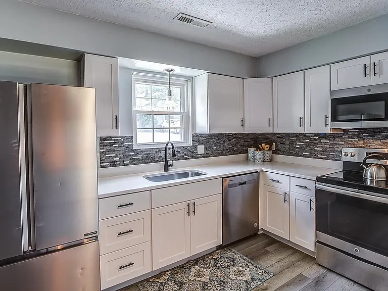 1421 Ashbourne Dr — Photo 8