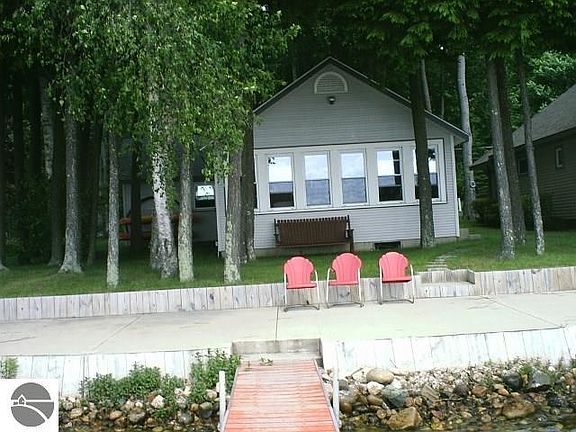 5th image of 4825 E Shore Dr NE