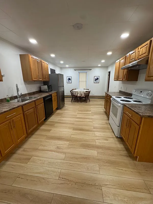 3 bed, 1.0 bath, 1458 sqft, $2,500 — Photo 2