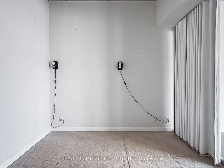 478 King St W #512 — Photo 16