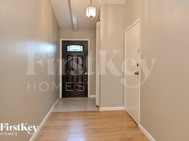 2707 Wood River Dr — Photo 2