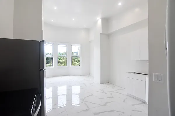 Rented by The Agency | media 9