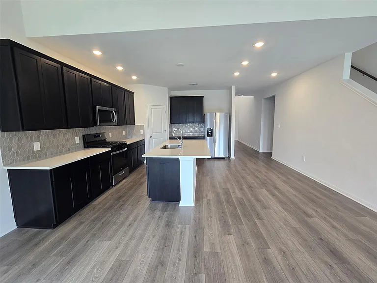 715 Universal Dr — Photo 9