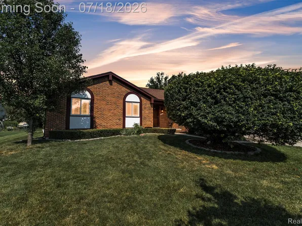 33 Foxboro Dr, Rochester Hills, MI 48309