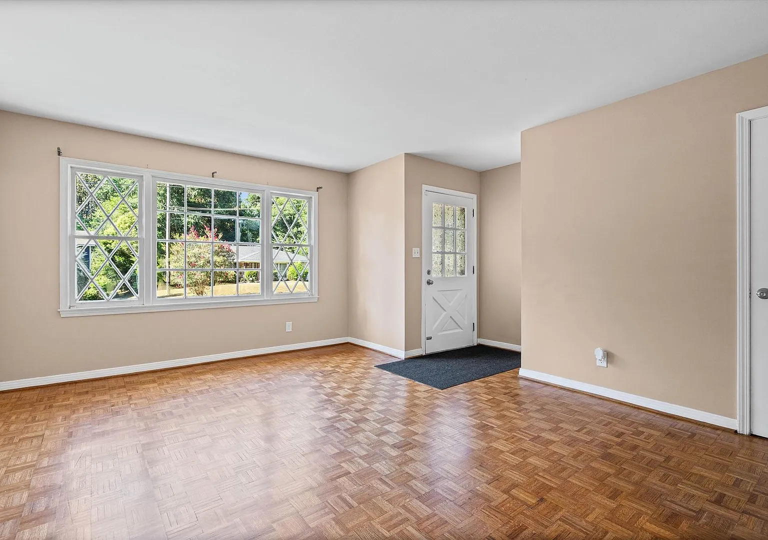 Three bedroom home close to USA with a garage — Photo 4