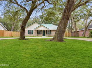 1516 Hunt St, Ocean Springs, MS 39564