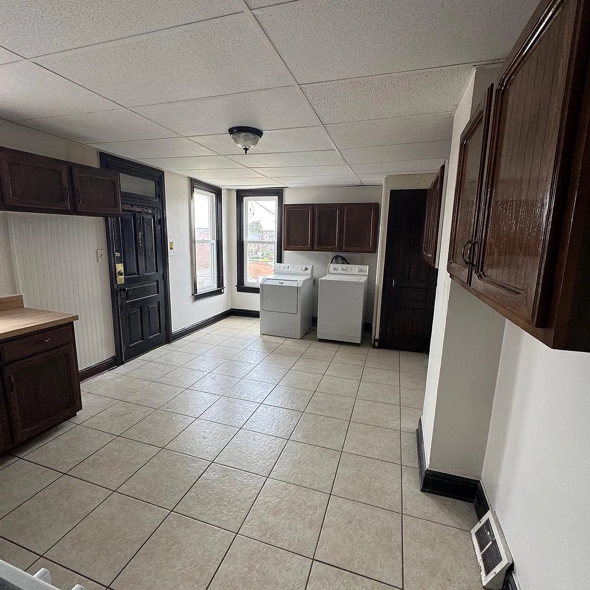 3 bed, 2292 sqft, $1,300 — Photo 2