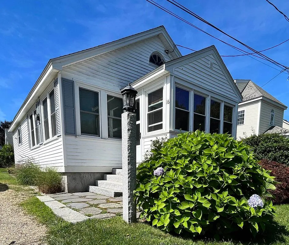 3 bed, 1.0 bath, 925 sqft, $3,200 — Photo 1