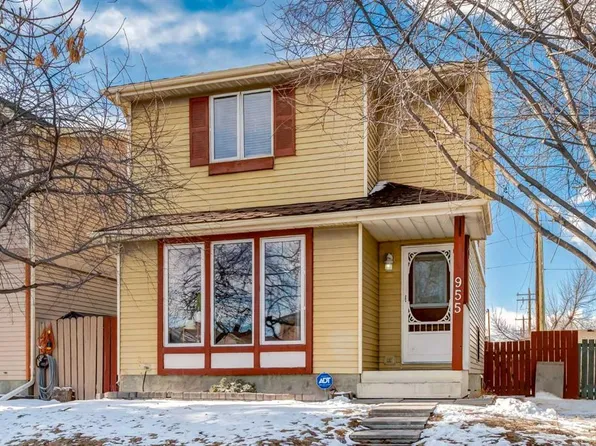 955 E Erin Woods Dr SE, Calgary, AB T2B 2W4