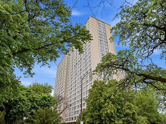 3rd image of 4850 S Lake Park Ave #1009B