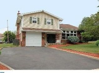 9238 Grace Ln, Philadelphia, PA 19115