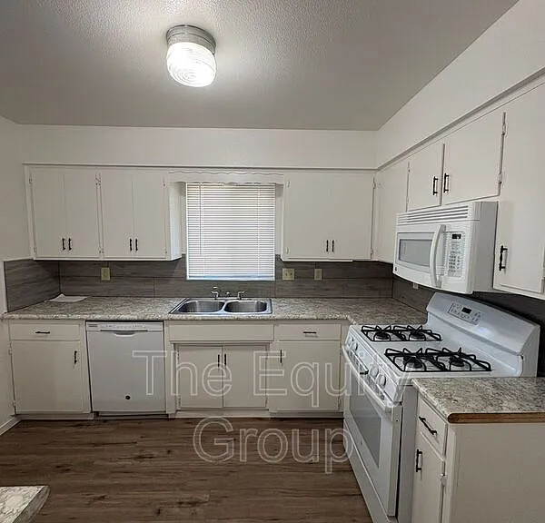 700 E Tulare Ave — Photo 7