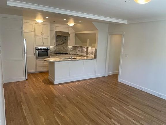 4th image of 378 Lombard St