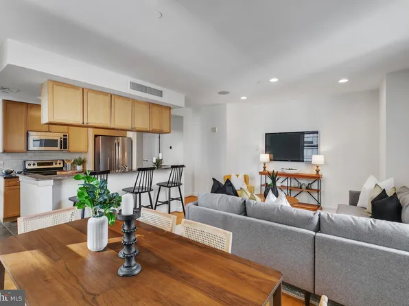 111 S 15th St APT 2114, Philadelphia, PA 19102