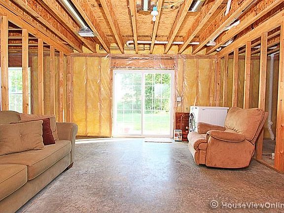 5th image of 301 Oak Creek Dr