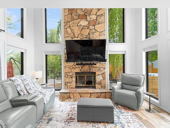 2nd image of 4833 Arbor Cir