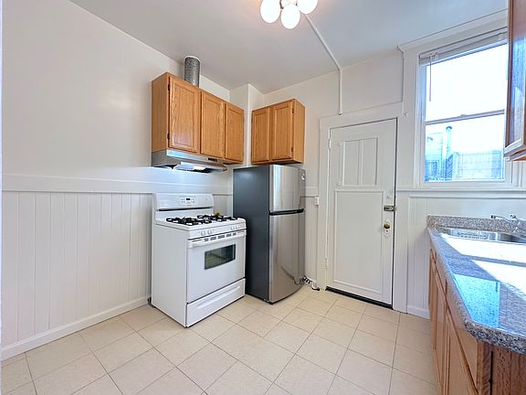 4th image of 1637 Clay St #9