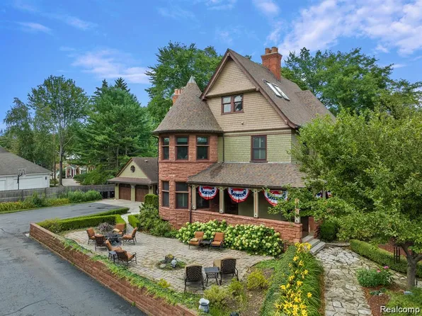 59 Lake Shore Rd, Grosse Pointe Farms, MI 48236