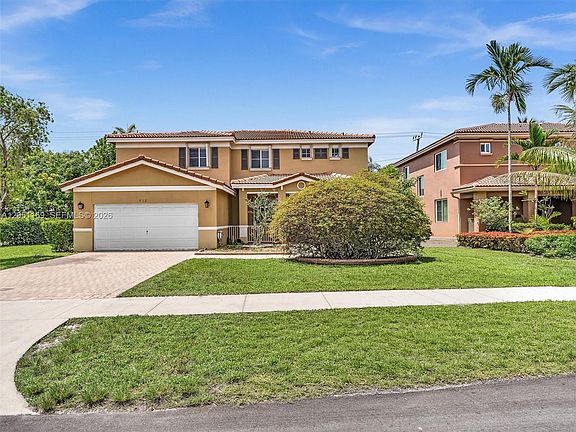 4th image of 912 NW 204th St